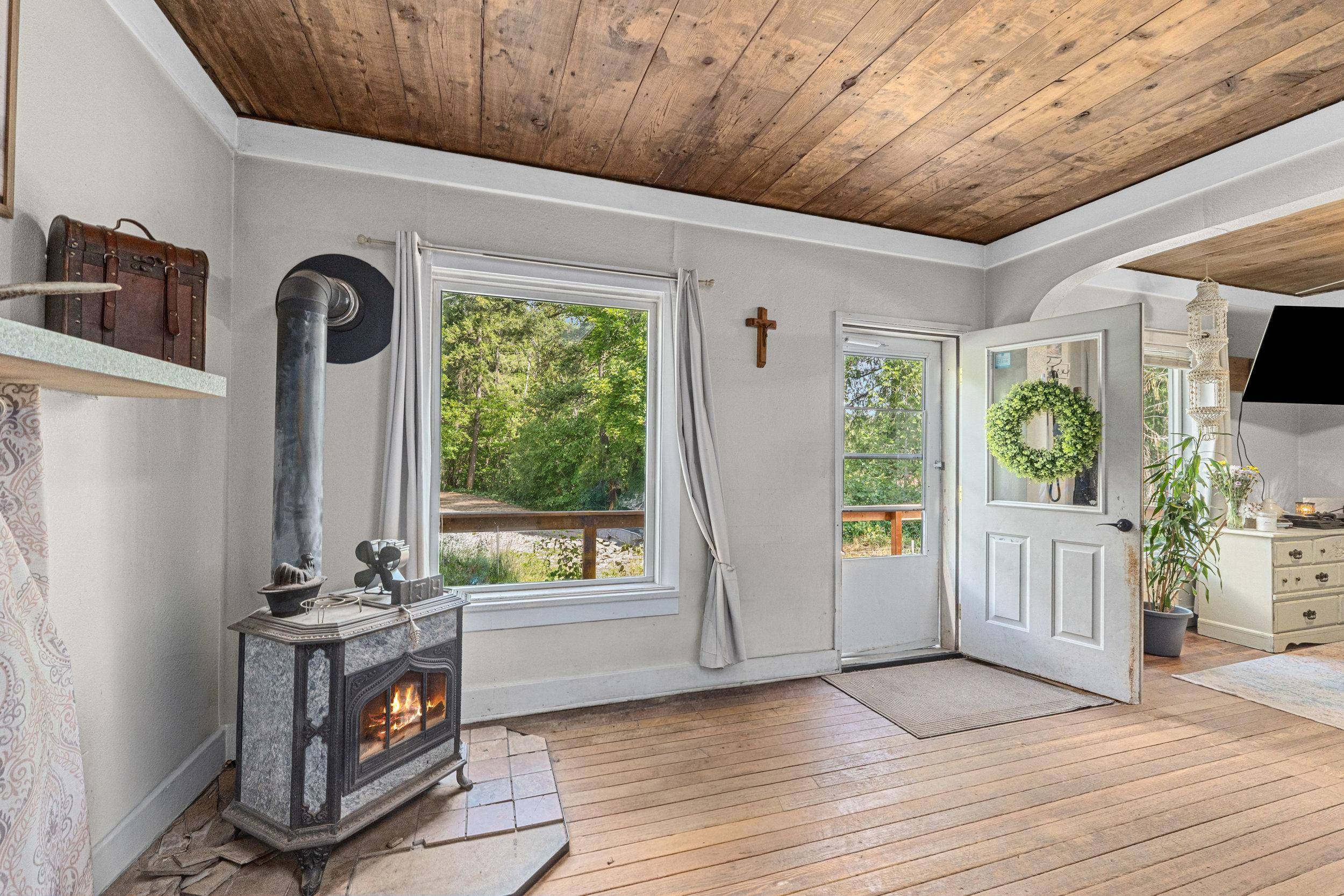 102 Washington St, Metaline Falls, WA 99153