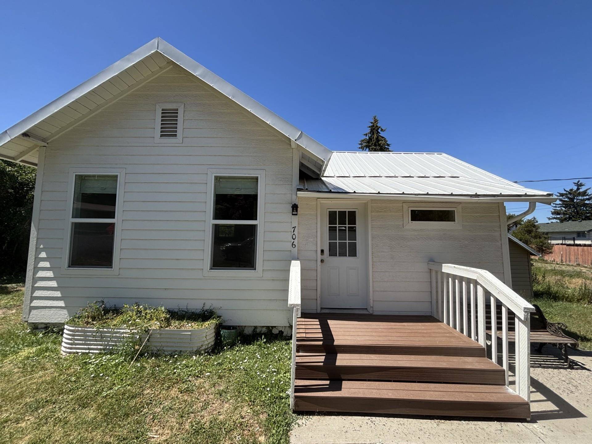 706 11th St, Davenport, WA 99122