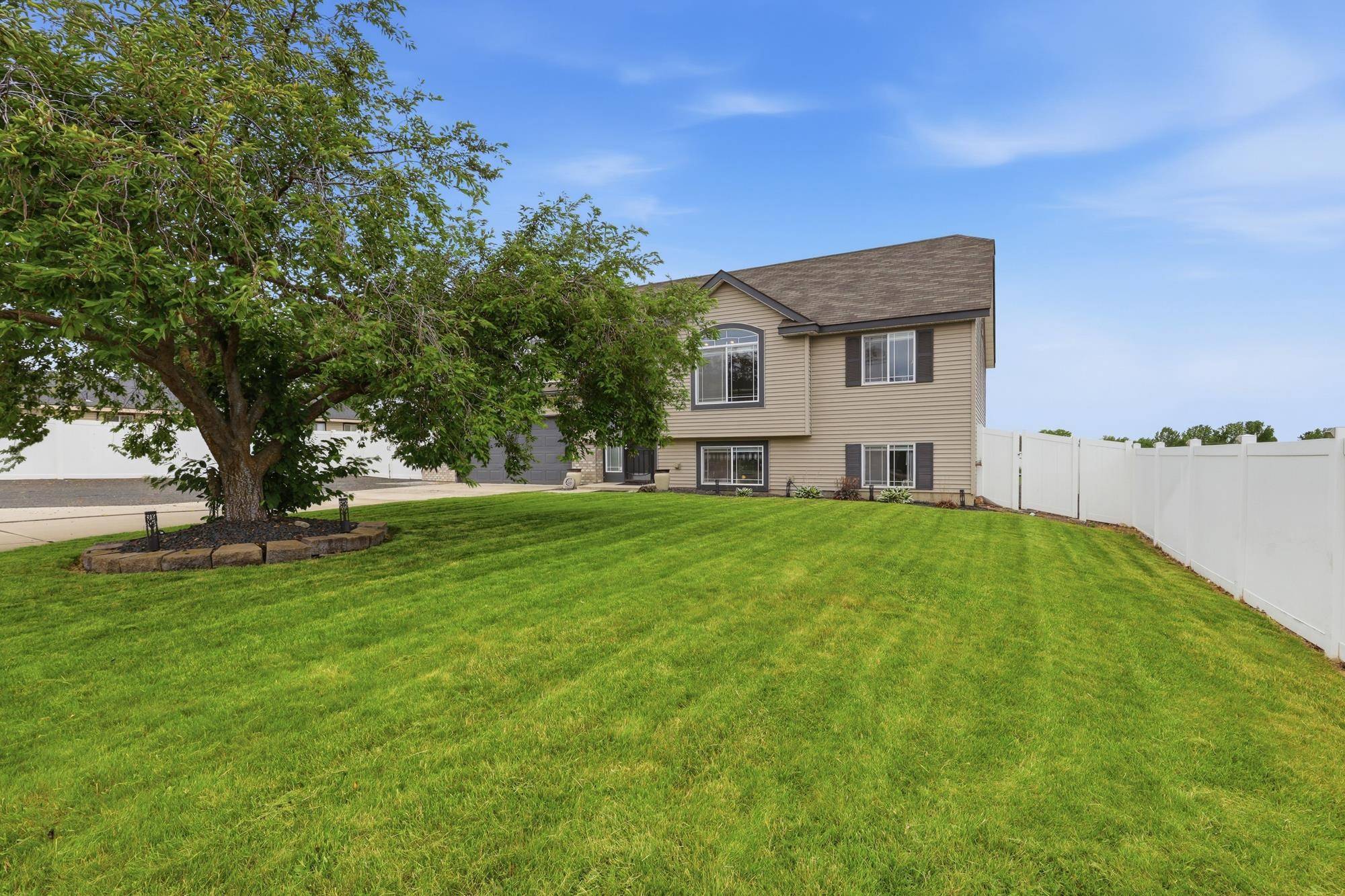 604 S McMillan Rd, Greenacres, WA 99016