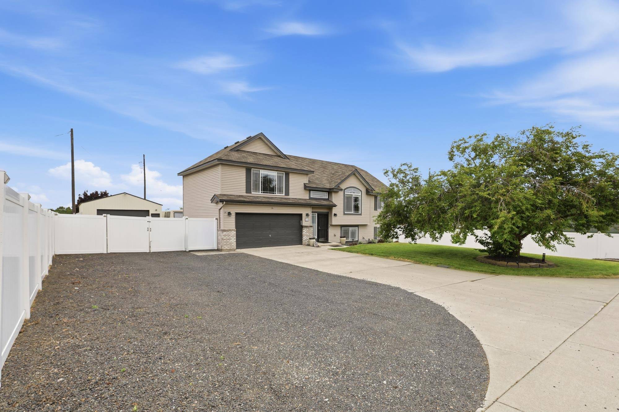 604 S McMillan Rd, Greenacres, WA 99016