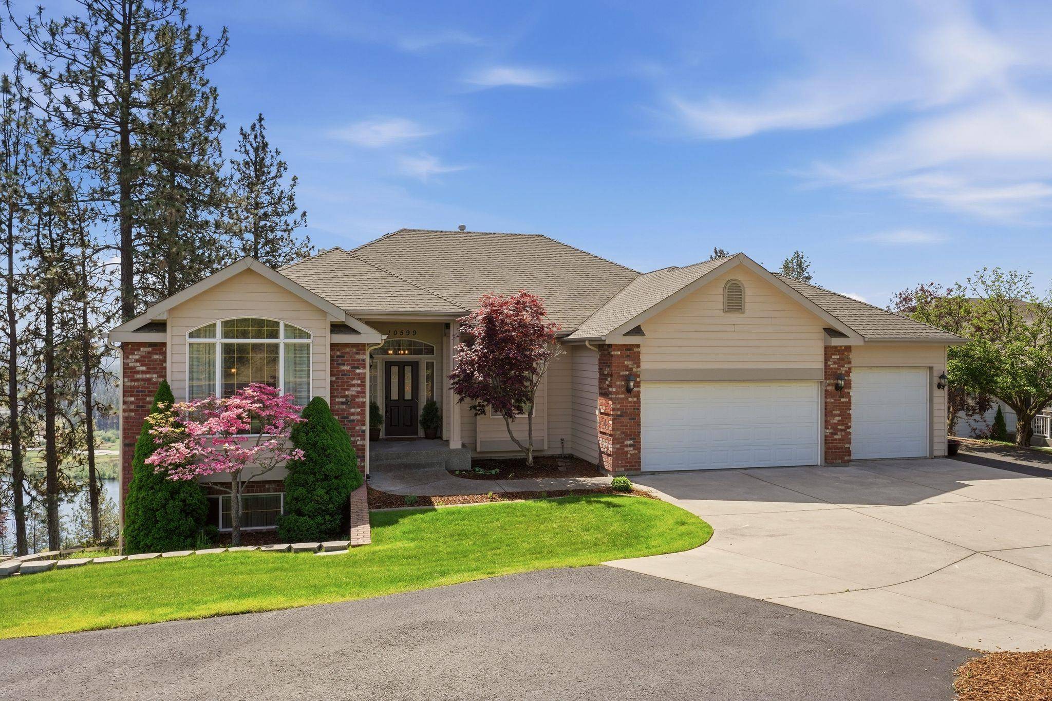 10599 W Lakeside Ln, Nine Mile Falls, WA 99026
