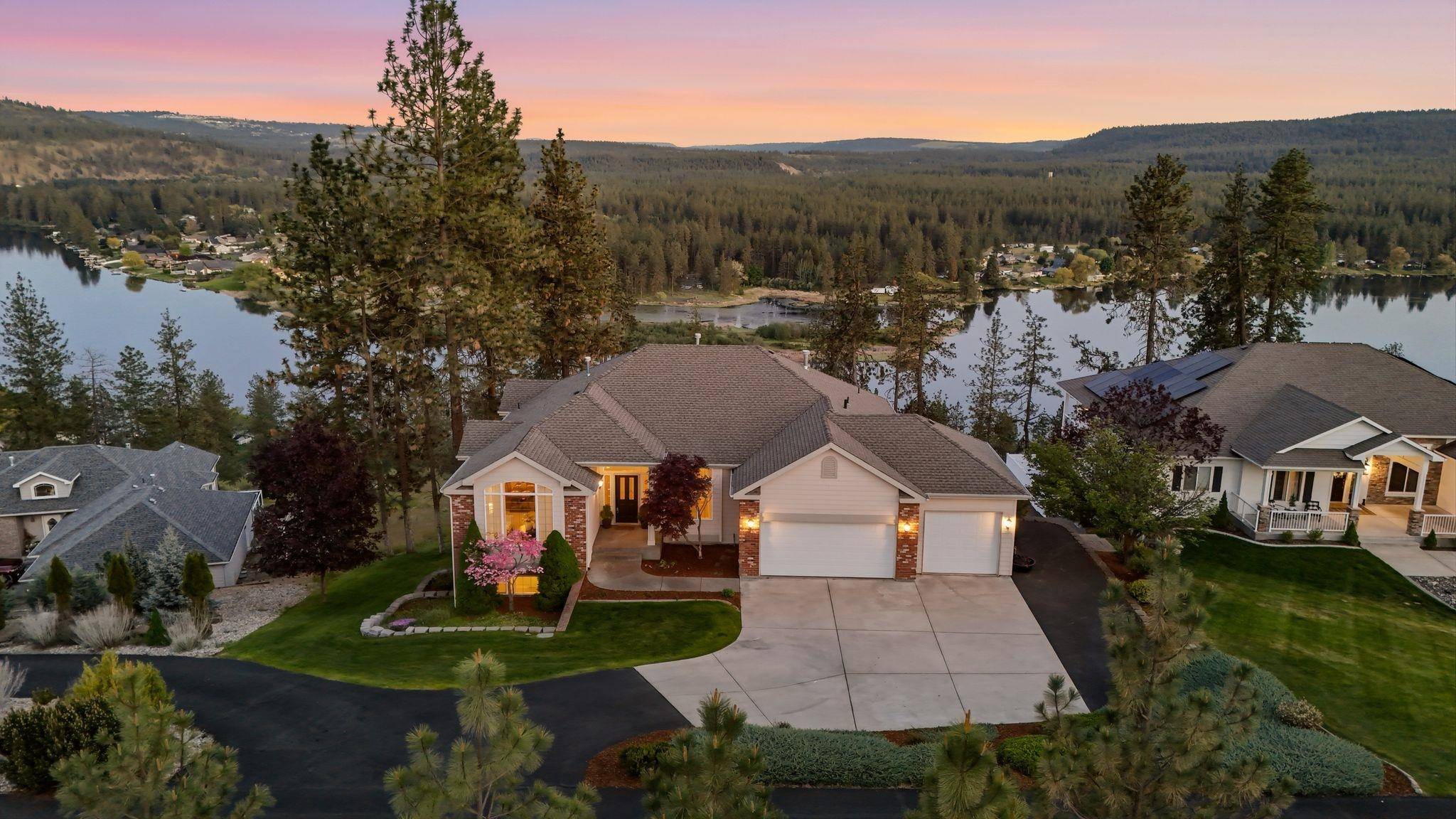 10599 W Lakeside Ln, Nine Mile Falls, WA 99026