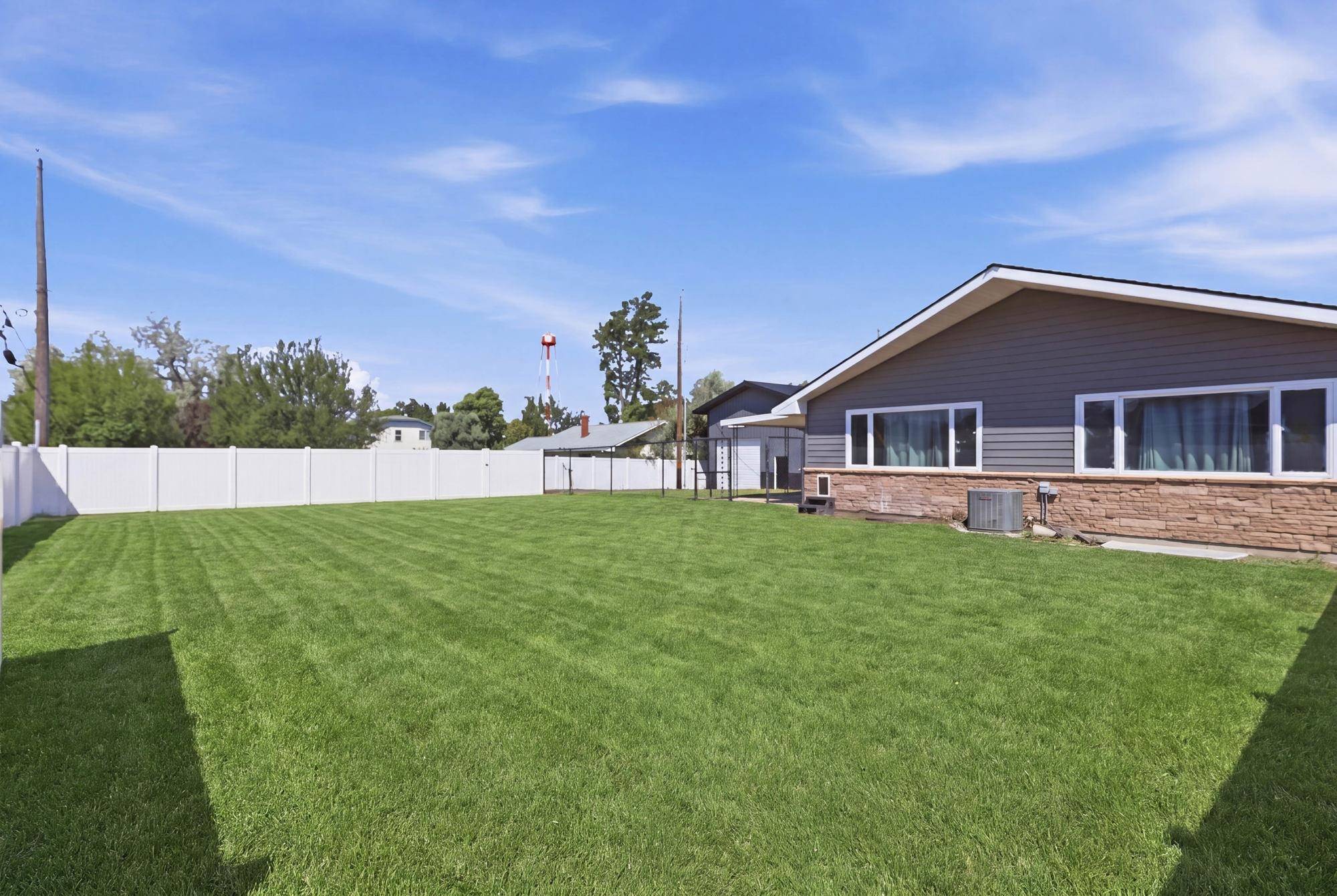 11 N Barker Rd, Greenacres, WA 99016