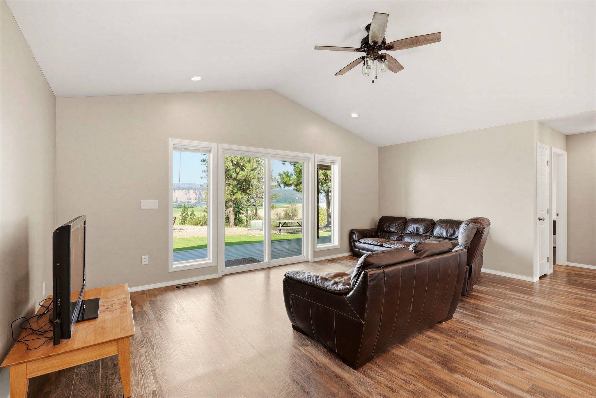18511 N Sportsmans Paradise Ln, Nine Mile Falls, WA 99026