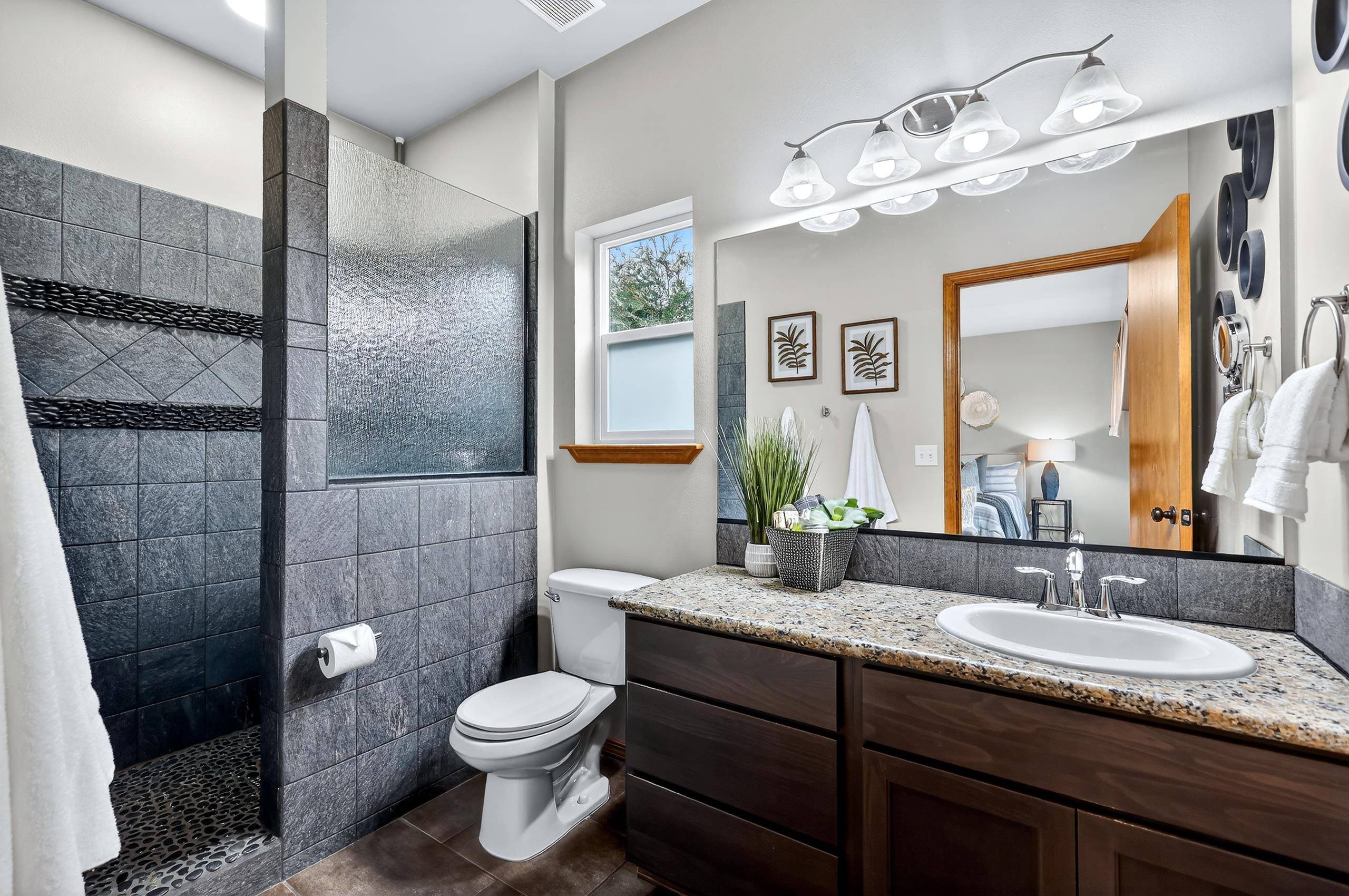 1003 S Henry Rd, Greenacres, WA 99016