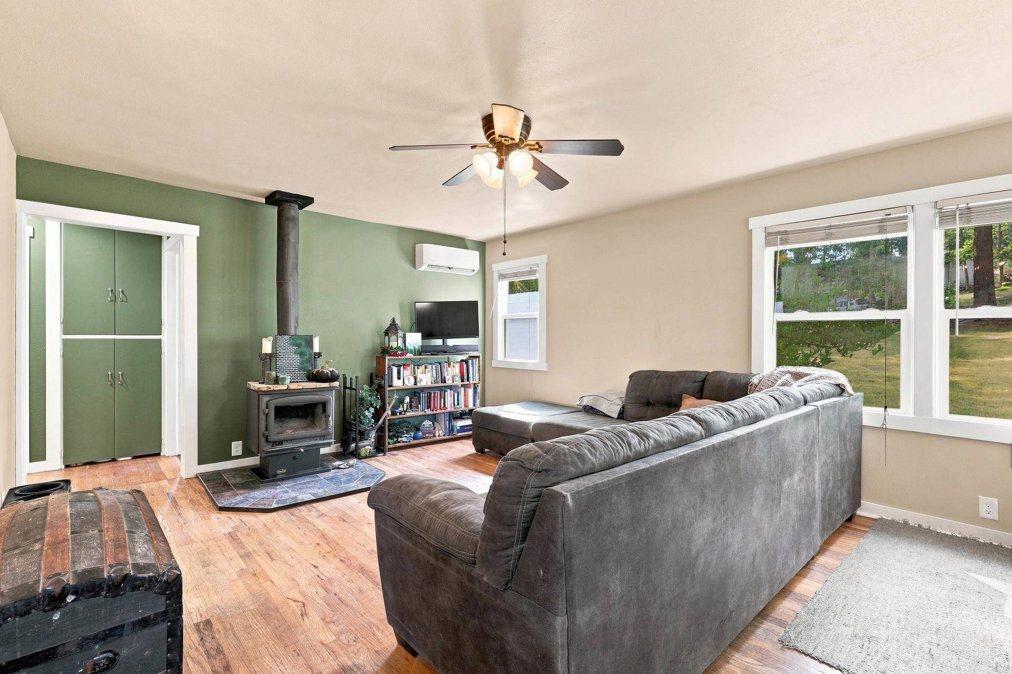 129 S Pine St, Rockford, WA 99030