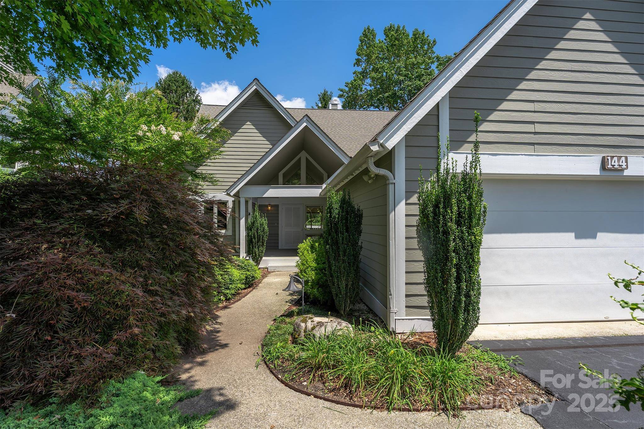 144 Overlook DR, Flat Rock, NC 28731