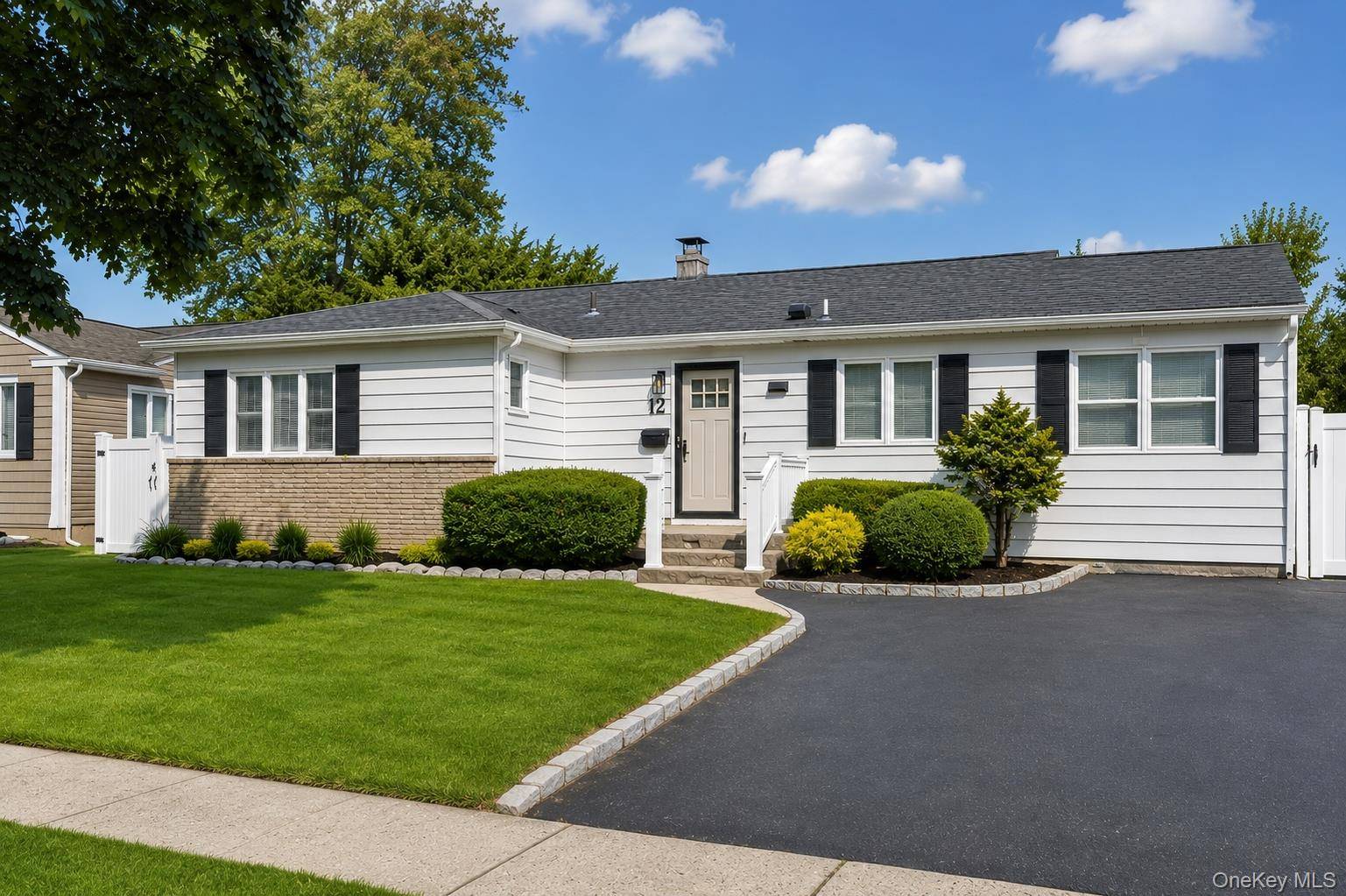 12 Lillian LN, Plainview, NY 11803