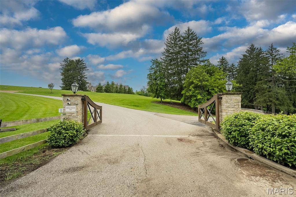 9 Bridle Ridge LN, St Louis, MO 63131