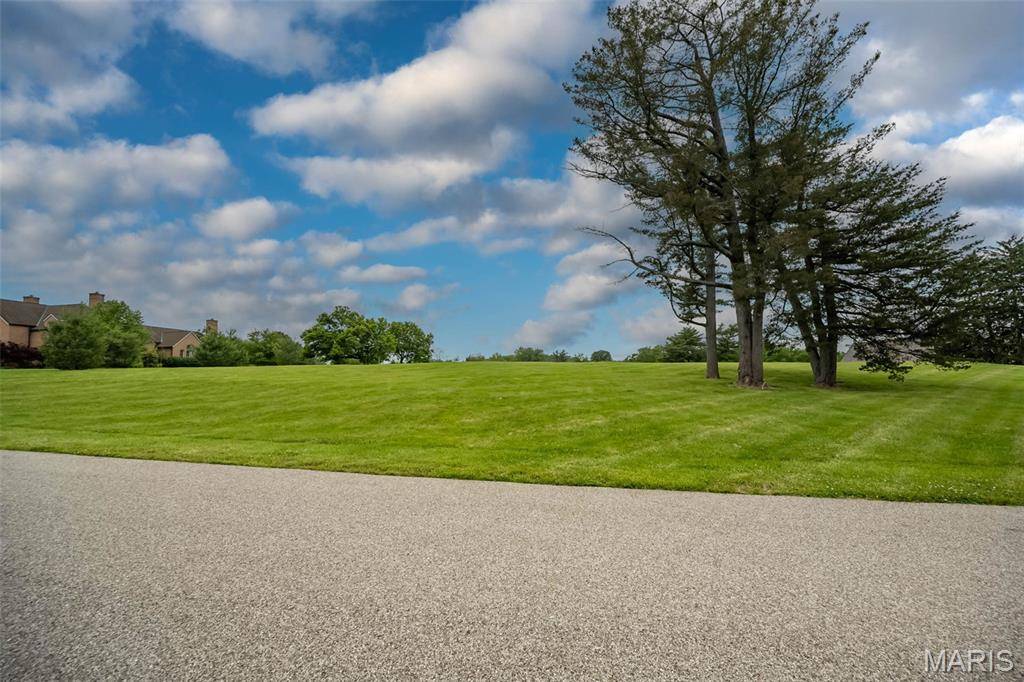 9 Bridle Ridge LN, St Louis, MO 63131