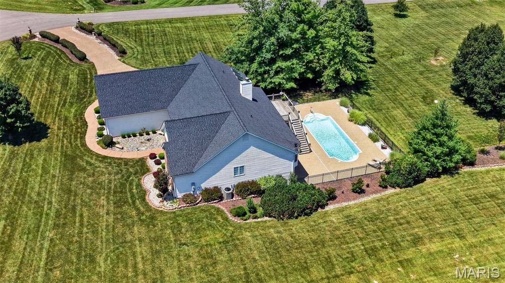 512 Meadowfield LN, Wentzville, MO 63385