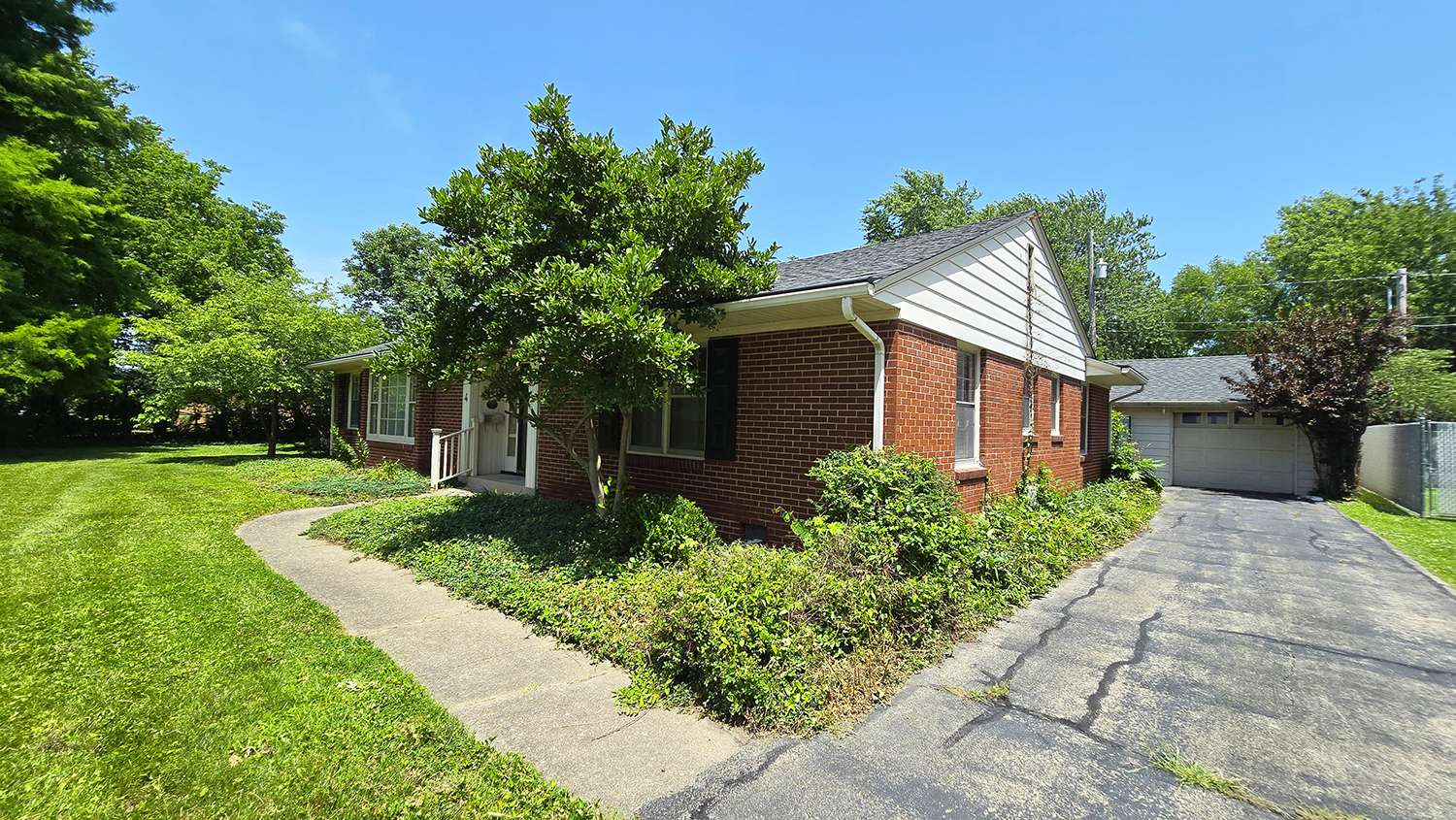 4 Lilac LN, Centralia, IL 62801