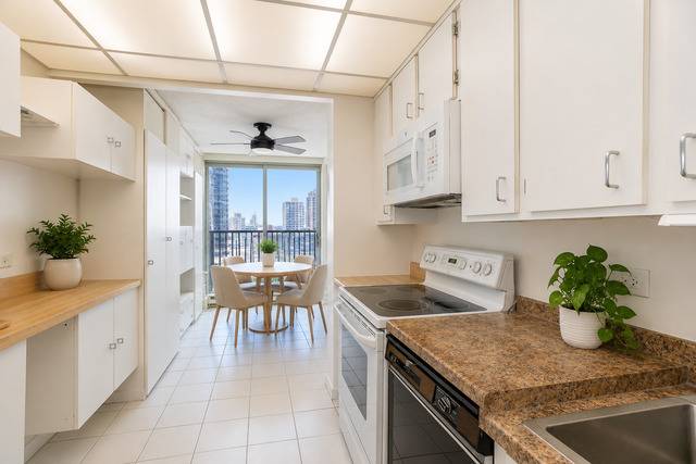 4170 N Marine DR #12J, Chicago, IL 60613