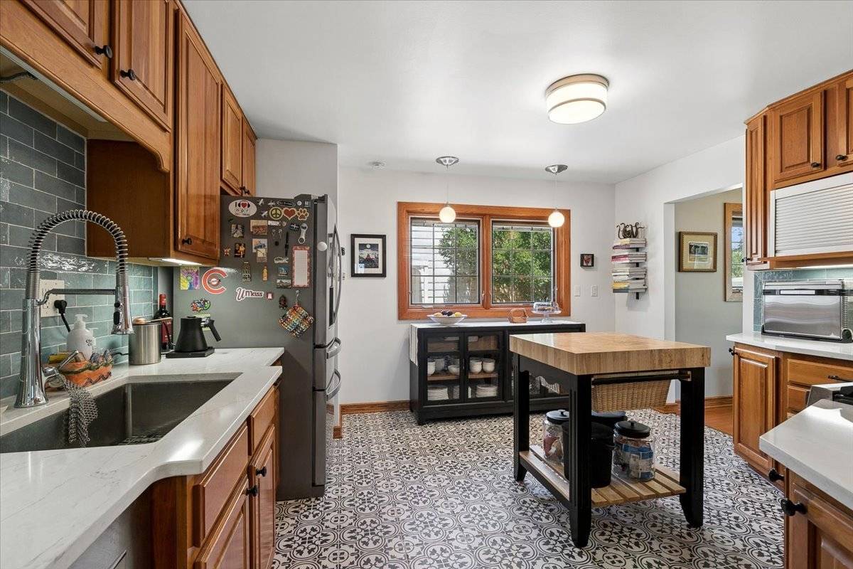 411 Drake ST, Libertyville, IL 60048