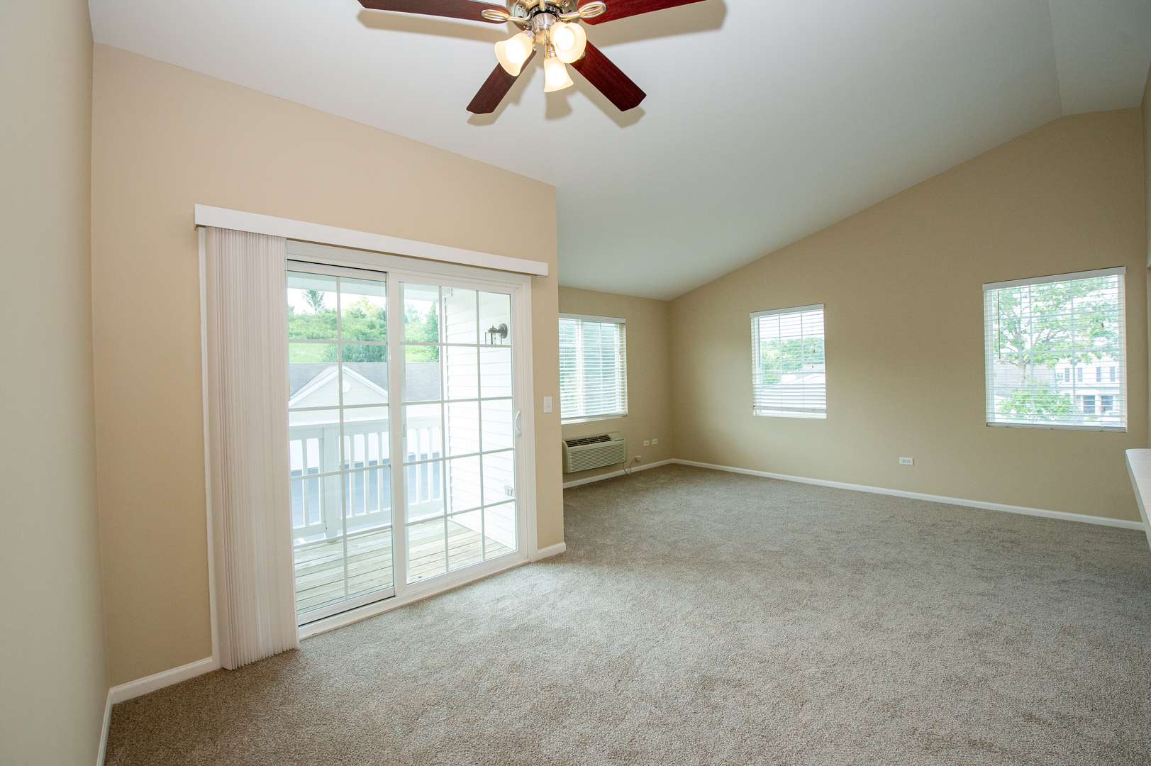 2017 SILVERSTONE DR #2017, Carpentersville, IL 60110