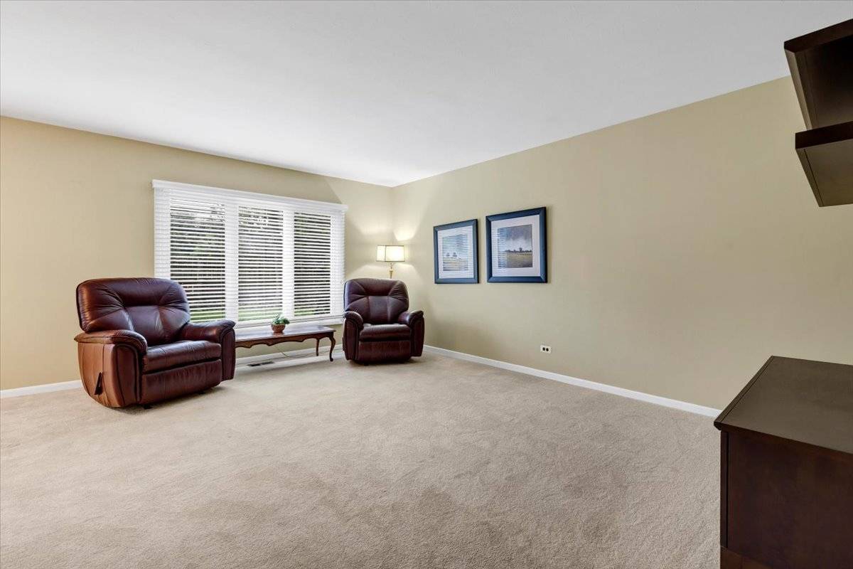 1525 Mayfield LN, Hoffman Estates, IL 60169