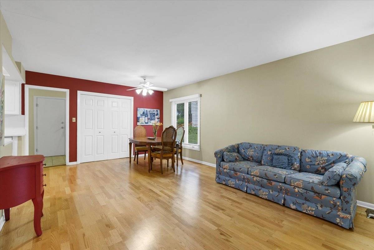 1525 Mayfield LN, Hoffman Estates, IL 60169
