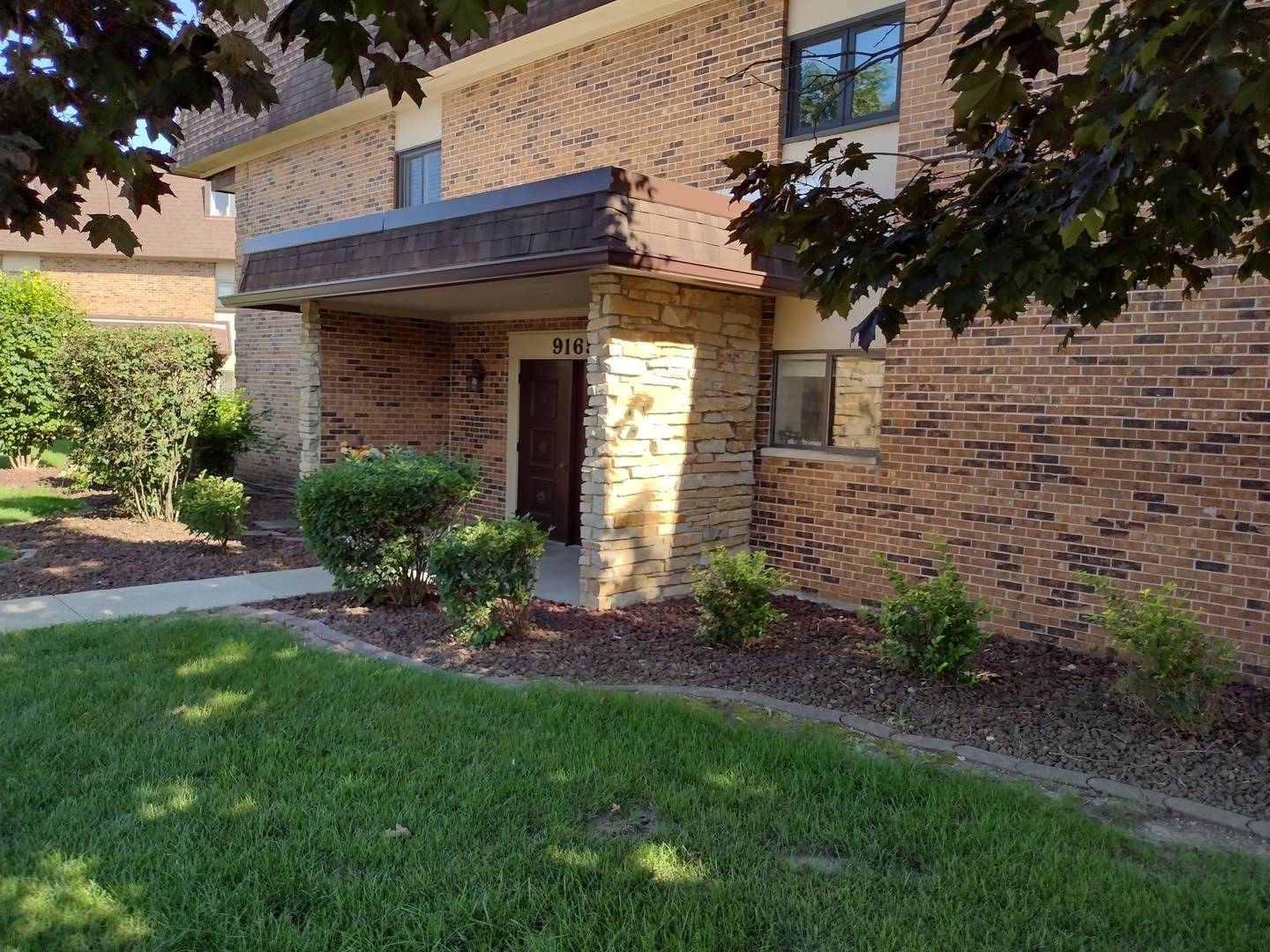 9165 North RD #F, Palos Hills, IL 60465