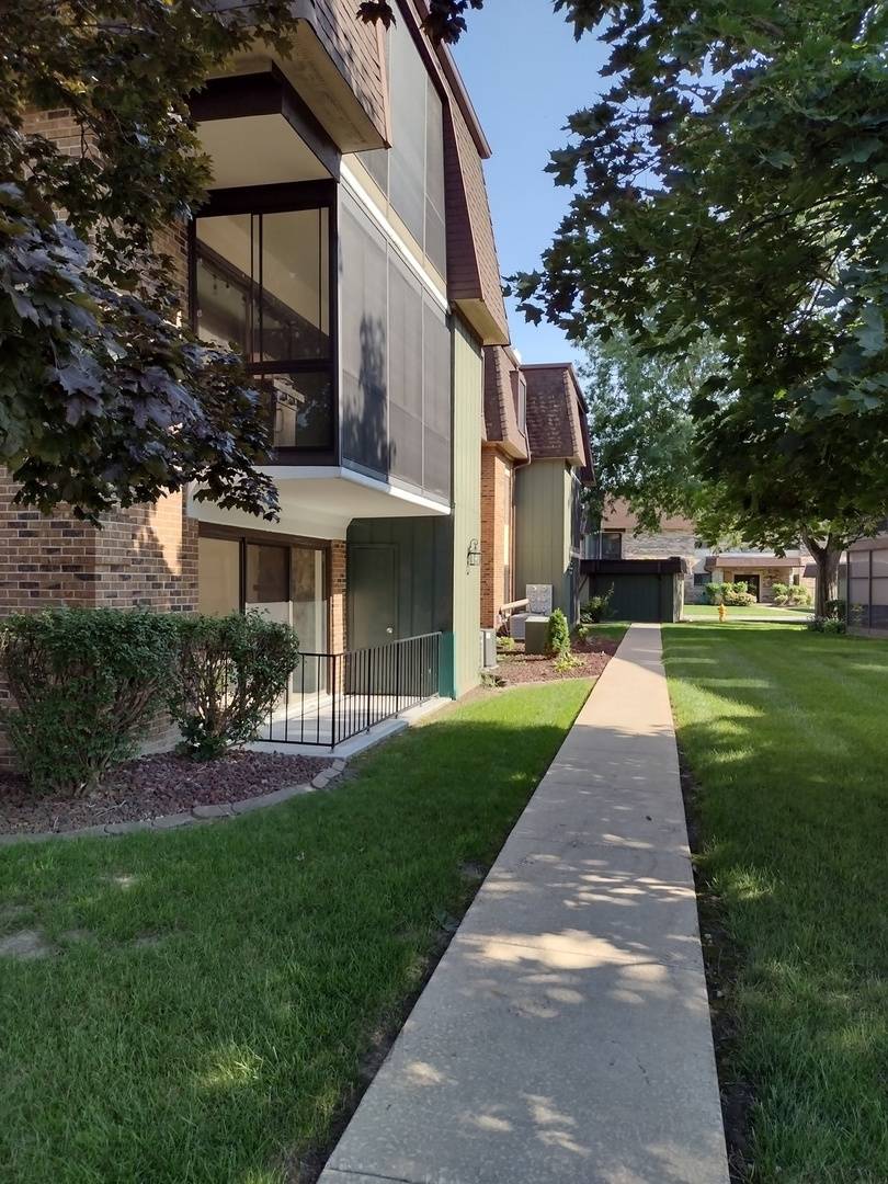 9165 North RD #F, Palos Hills, IL 60465