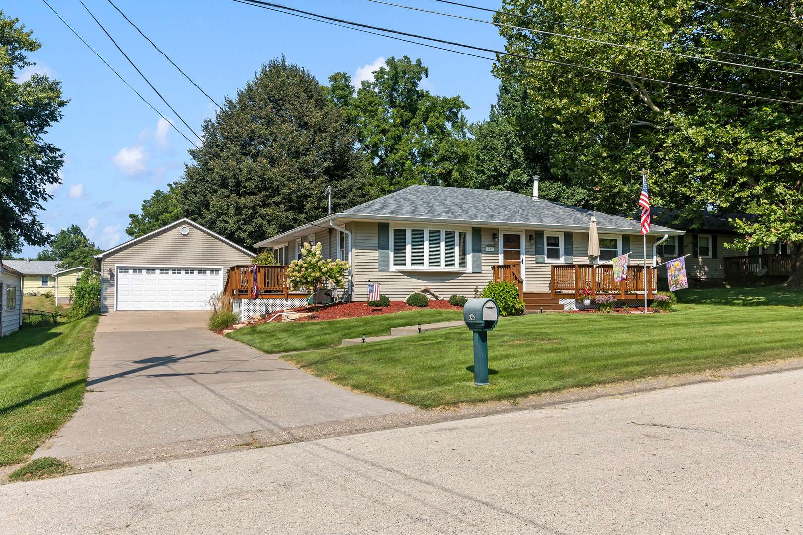242 Cliff CT, Silvis, IL 61282