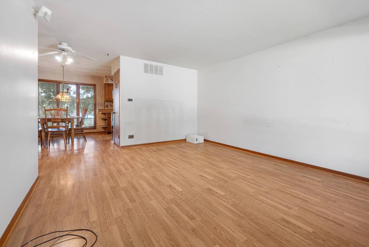 1086 Hickory LN, Elk Grove Village, IL 60007