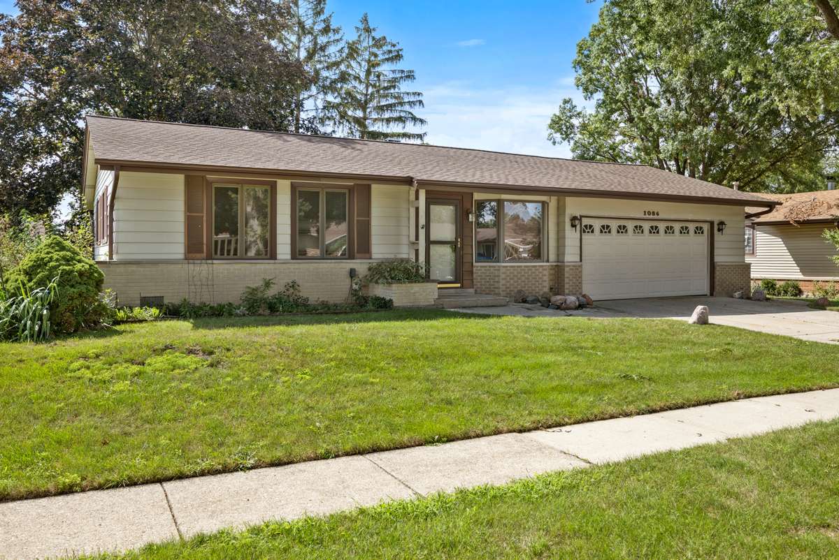 1086 Hickory LN, Elk Grove Village, IL 60007