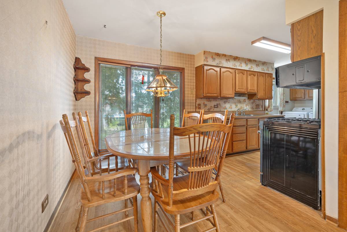1086 Hickory LN, Elk Grove Village, IL 60007