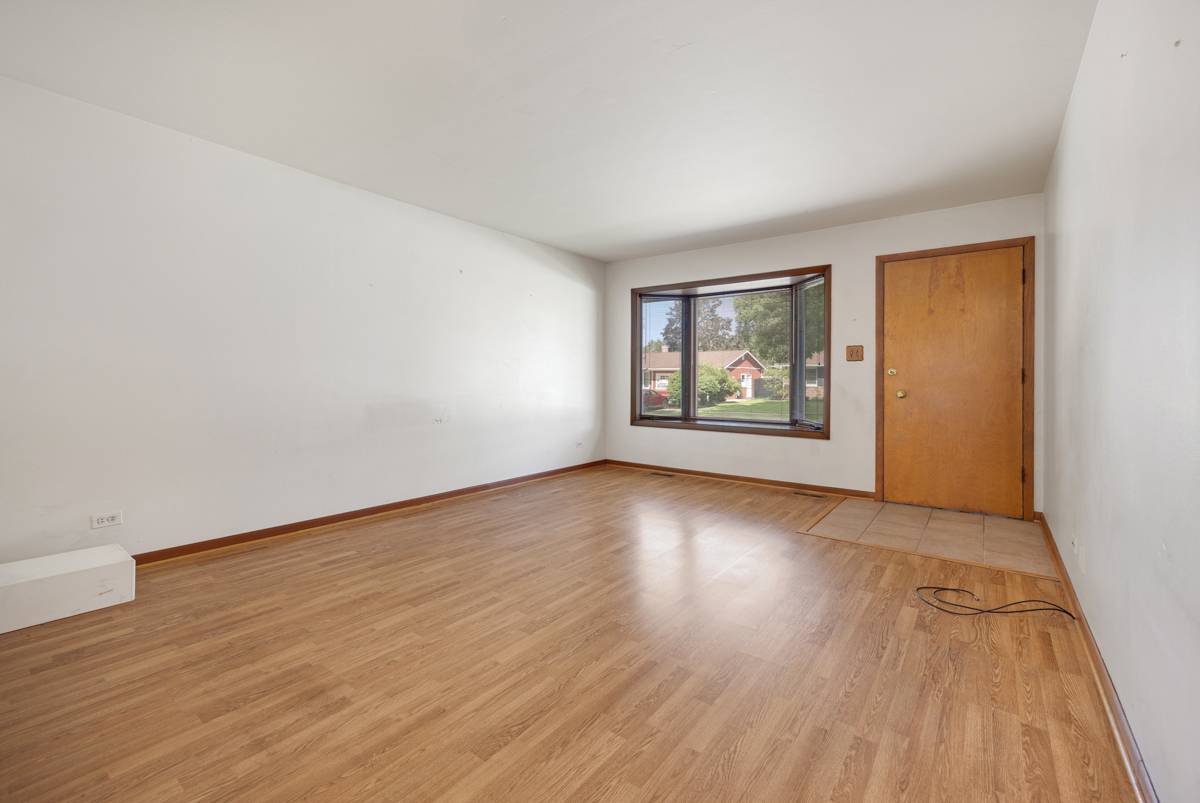 1086 Hickory LN, Elk Grove Village, IL 60007