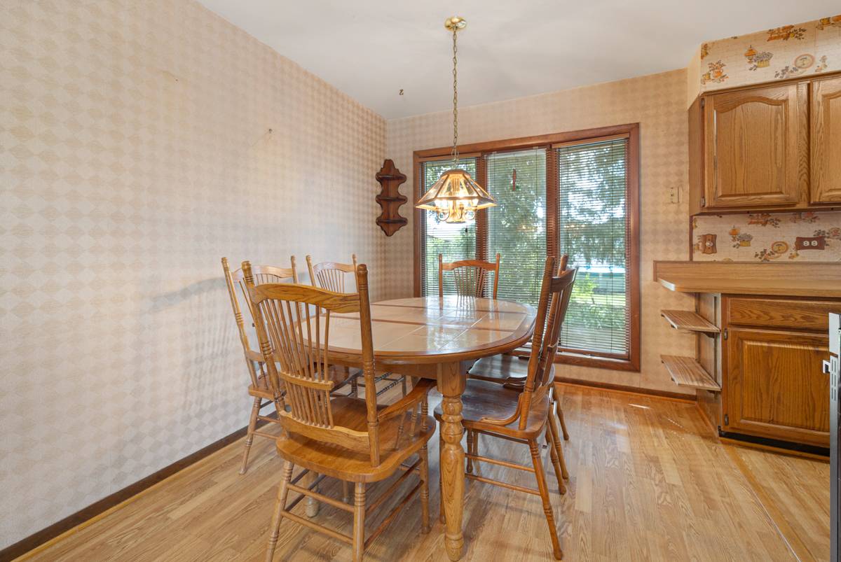 1086 Hickory LN, Elk Grove Village, IL 60007
