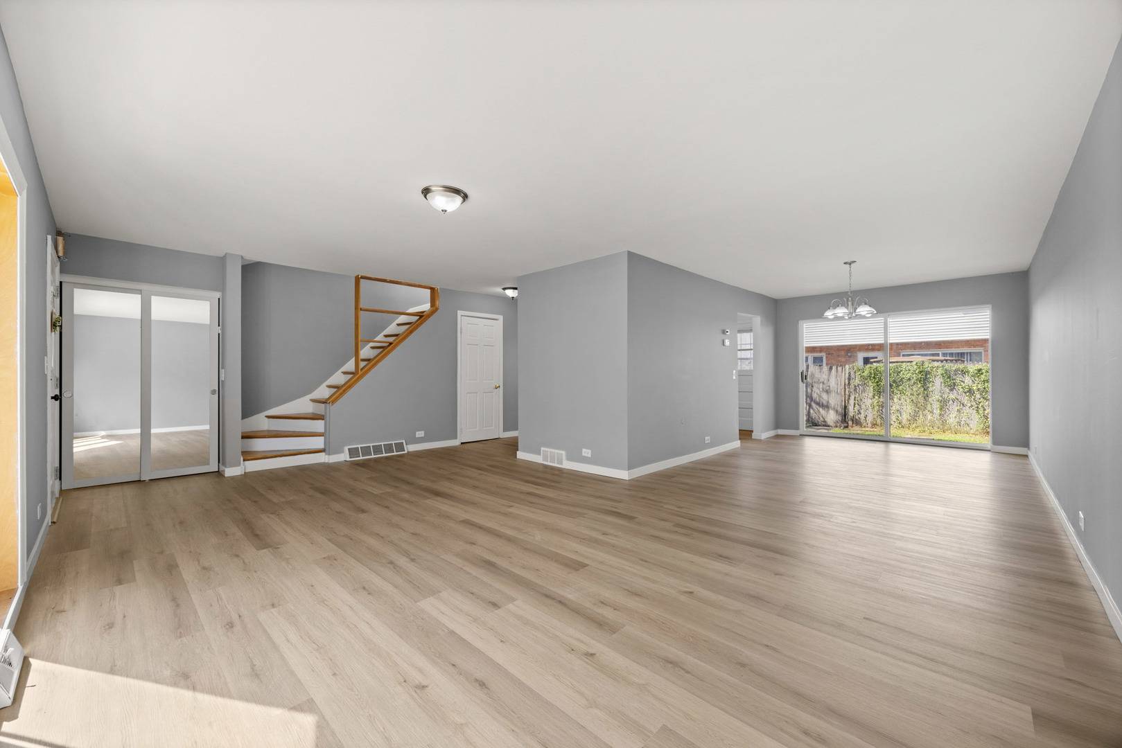 8812 Dee RD #A, Des Plaines, IL 60016