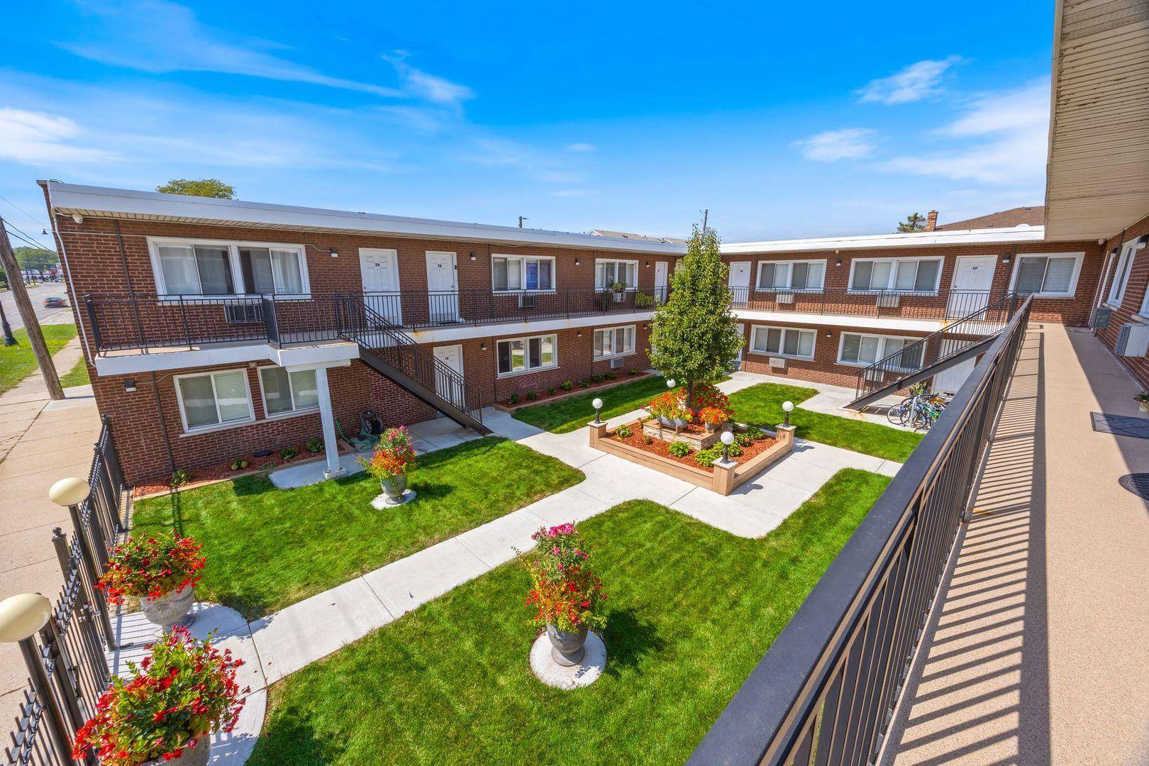 7834 95th ST #2H, Hickory Hills, IL 60457