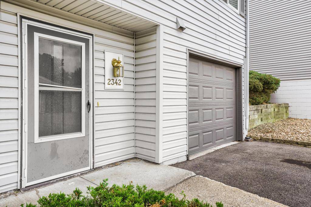 2342 Dorland PL E, Maplewood, MN 55119