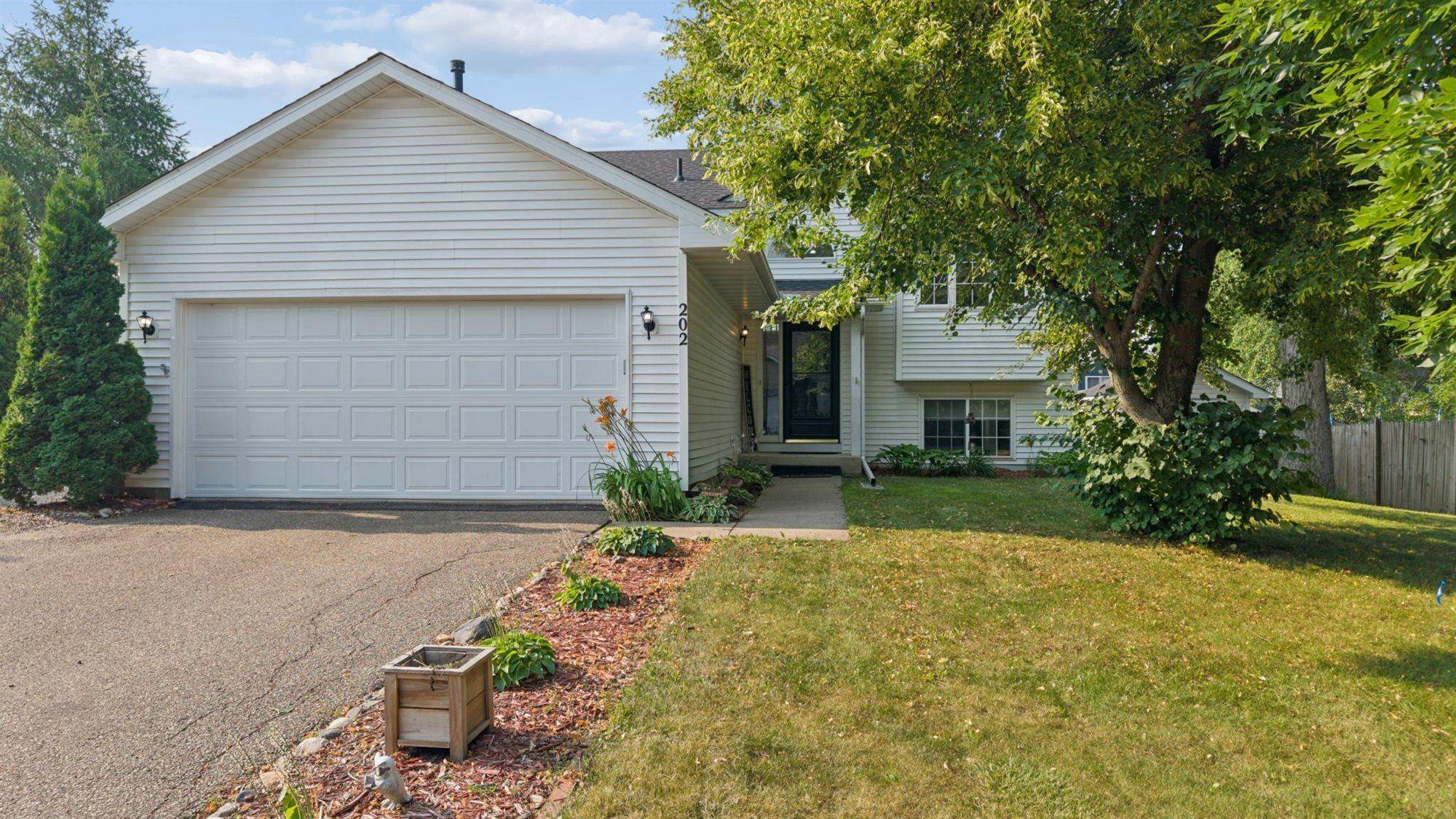 202 Crystal LN, Montrose, MN 55363