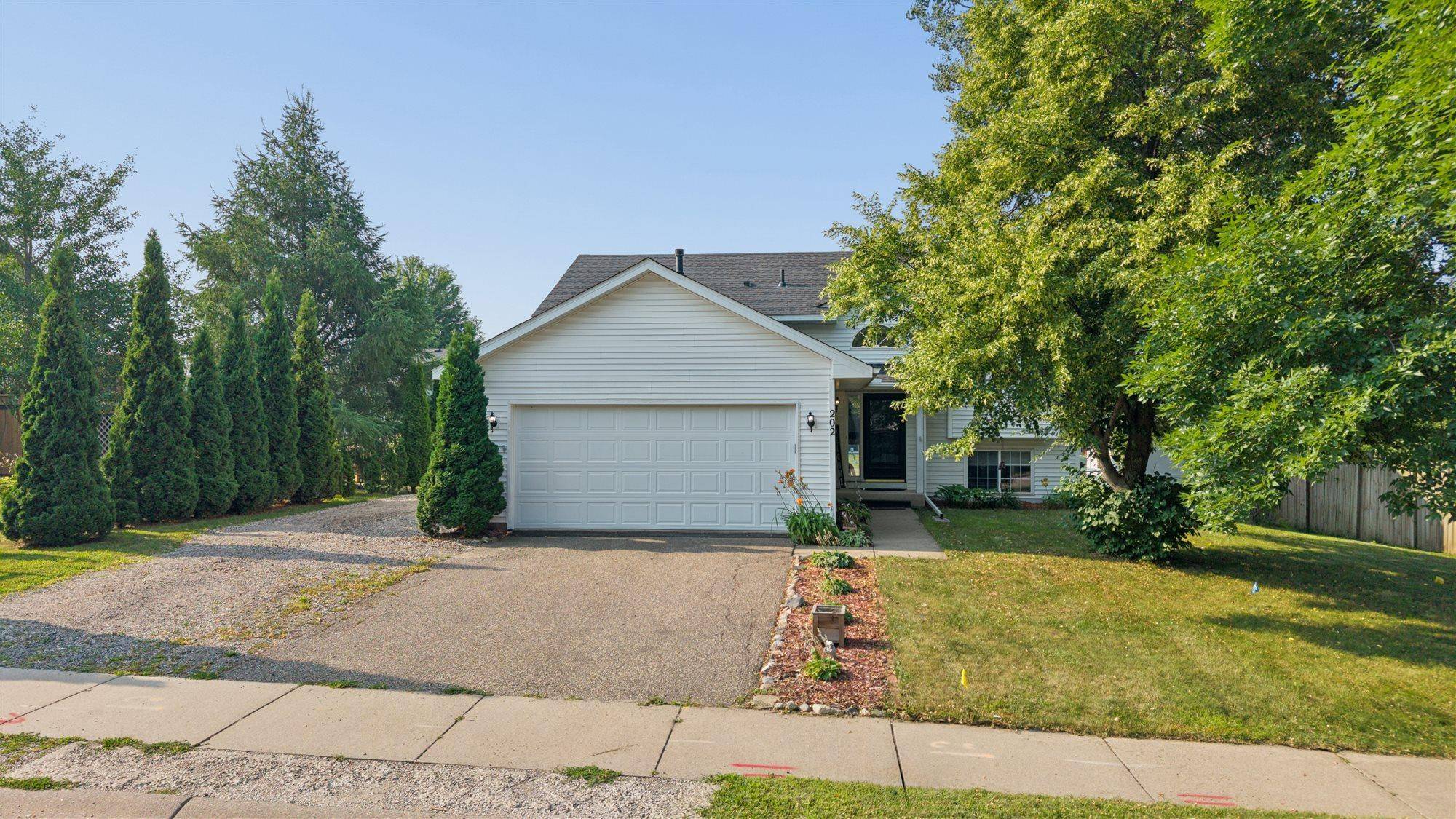 202 Crystal LN, Montrose, MN 55363