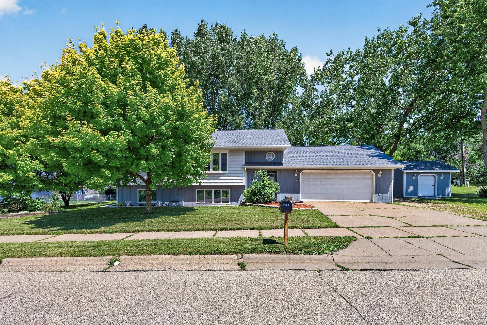 2709 Holloway AVE E, North Saint Paul, MN 55109