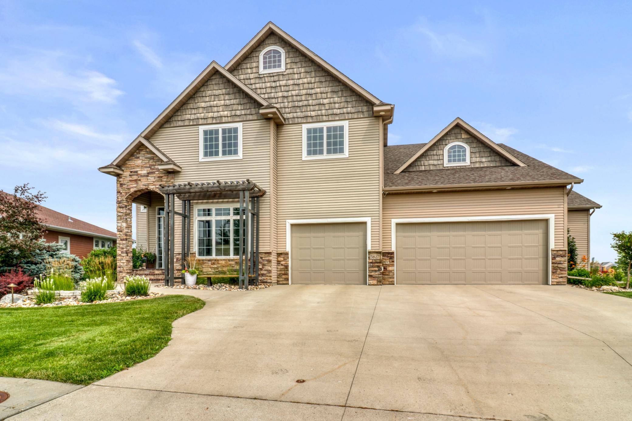 5827 Silverleaf DR S, Fargo, ND 58104