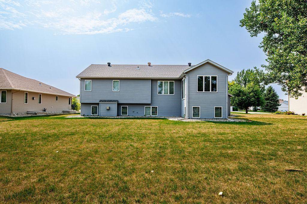 202 Fairway DR, Casselton, ND 58012