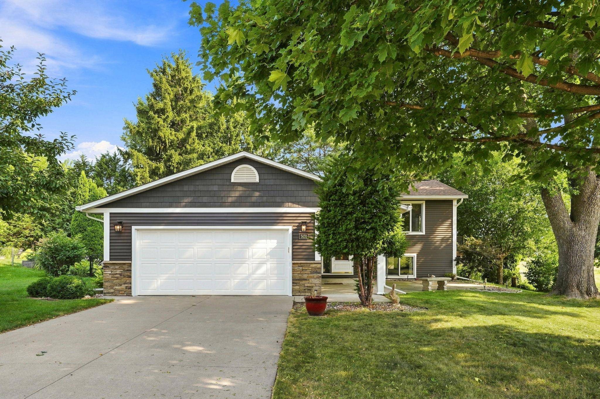 7470 Upper 26th ST N, Oakdale, MN 55128