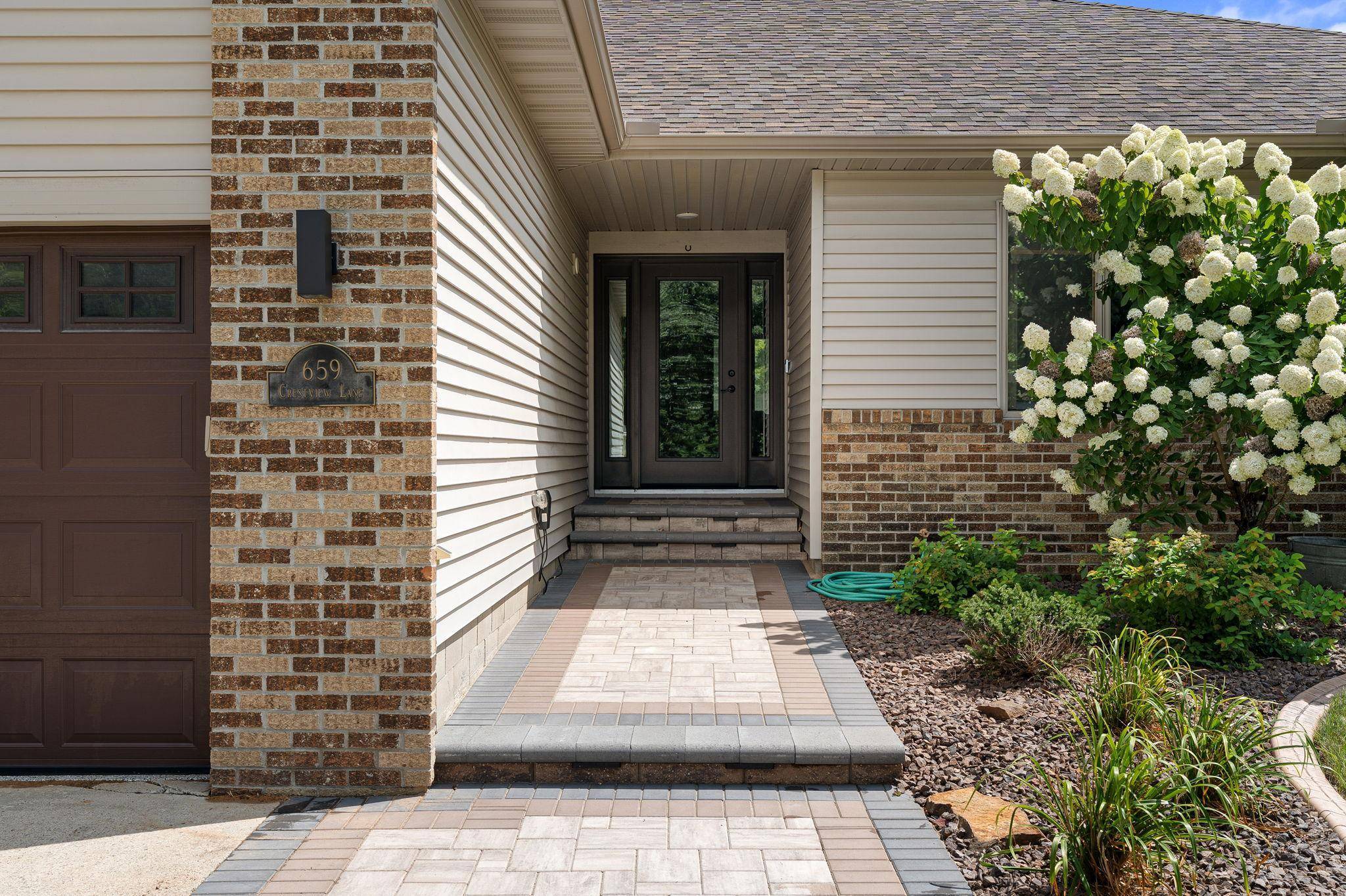 659 Crestview LN, Owatonna, MN 55060