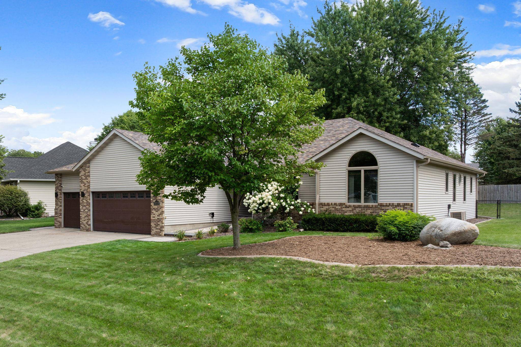 659 Crestview LN, Owatonna, MN 55060