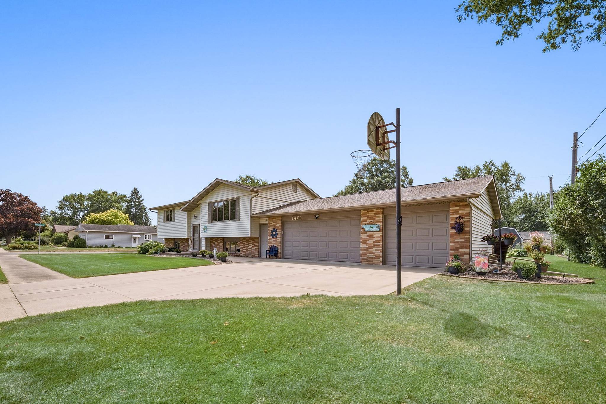 1401 Dover ST, Chippewa Falls, WI 54729