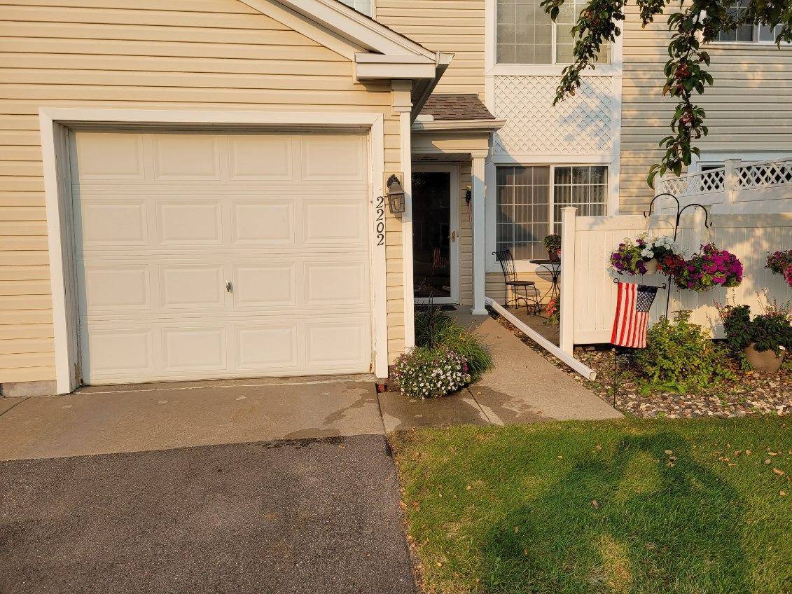 1833 Southcross DR W #2202, Burnsville, MN 55306
