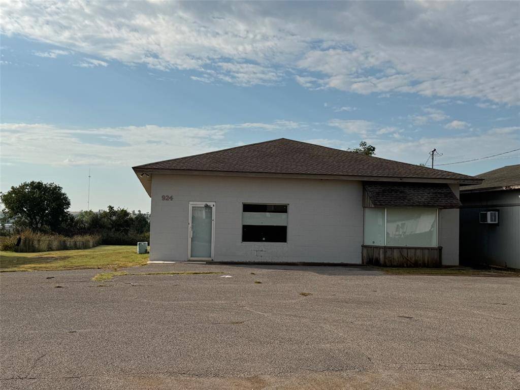 924 W Main ST, Weatherford, OK 73096