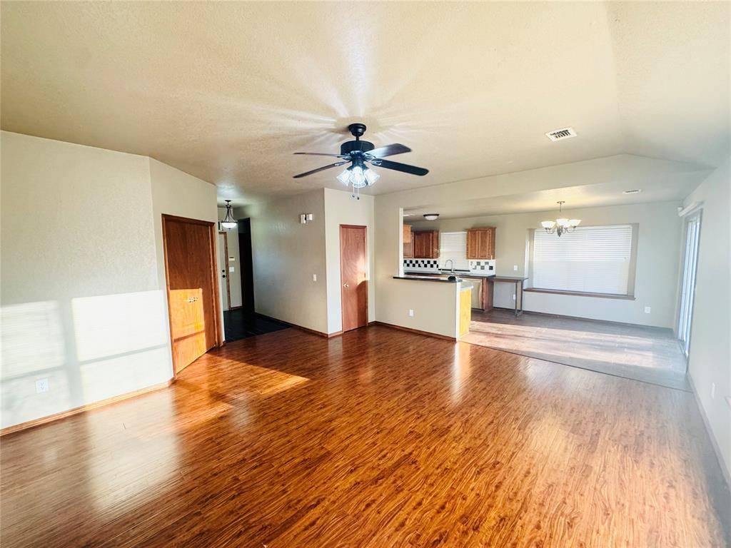209 Bradgate DR, Yukon, OK 73099