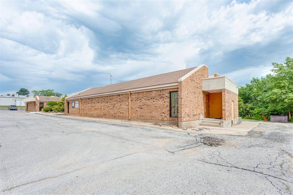 20 E Dunloup ST, Shawnee, OK 74804