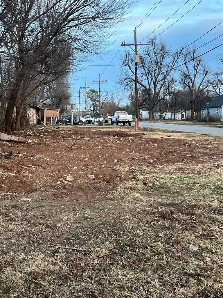 702 N 11th ST, Chickasha, OK 73018