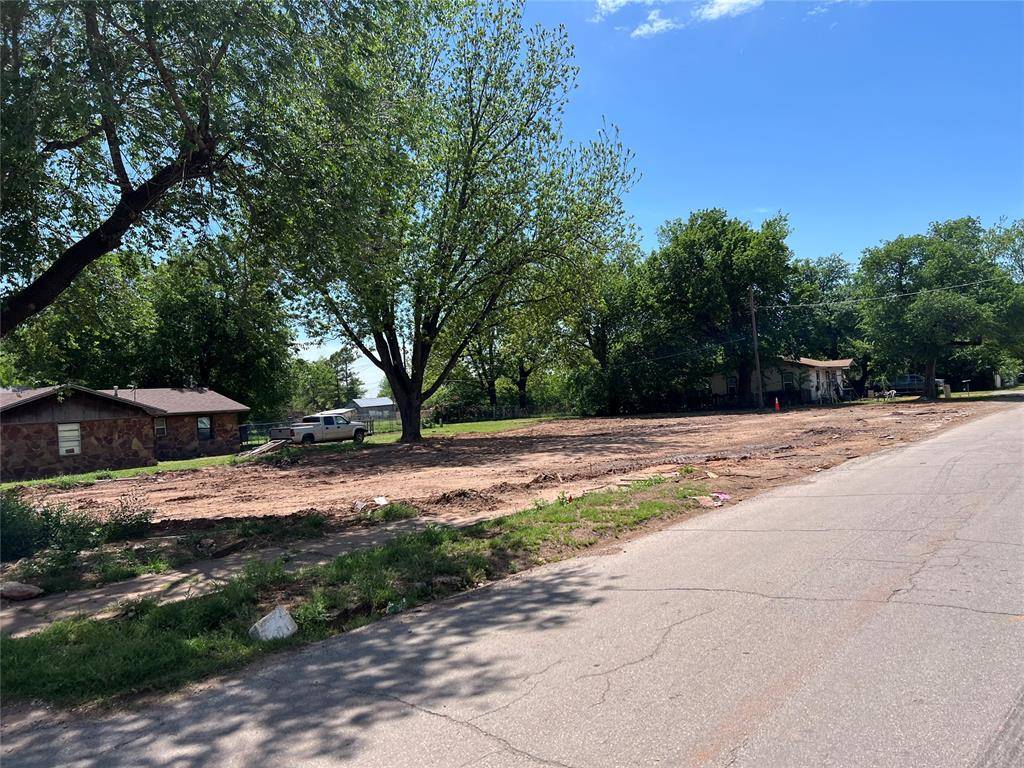 627 N 10th ST, Chickasha, OK 73018