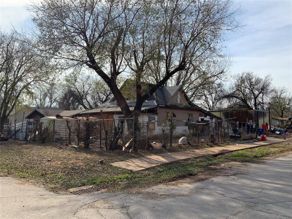 627 N 10th ST, Chickasha, OK 73018