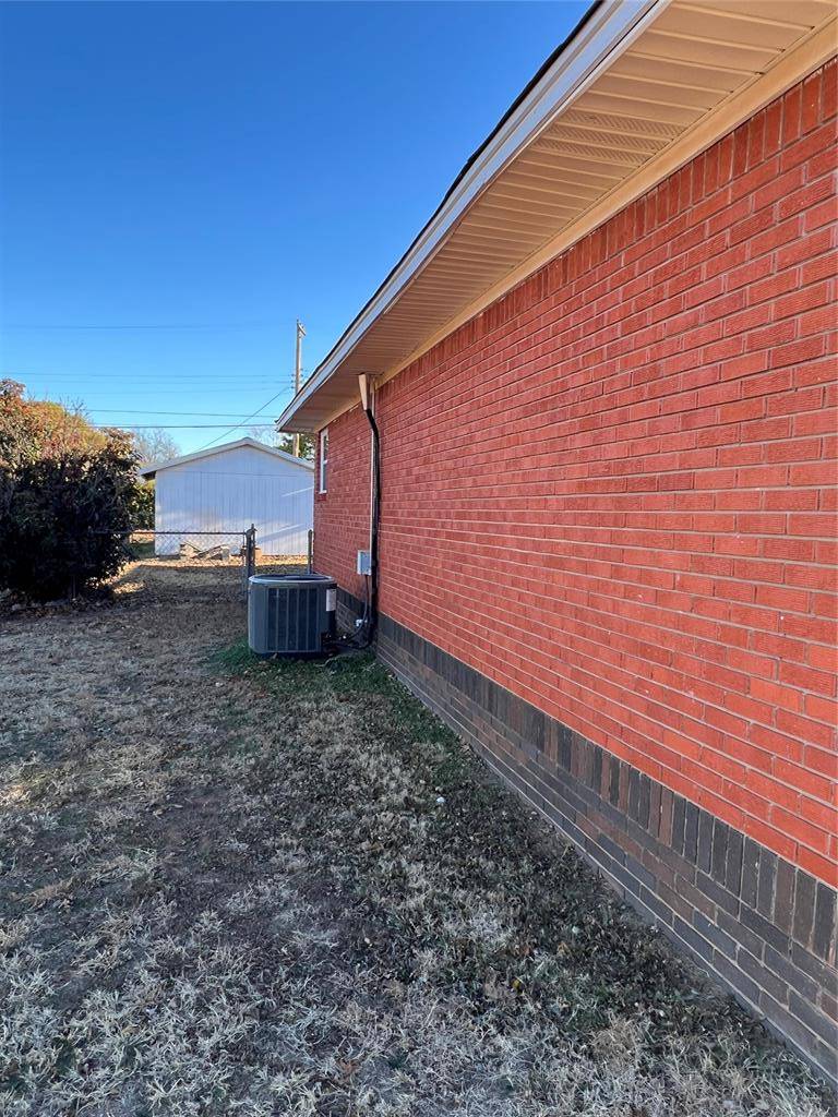 1724 N Lee ST, Altus, OK 73521