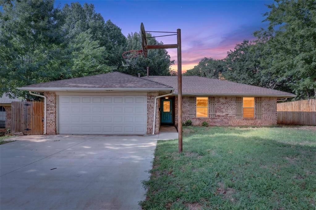 1015 Crown DR, Edmond, OK 73034